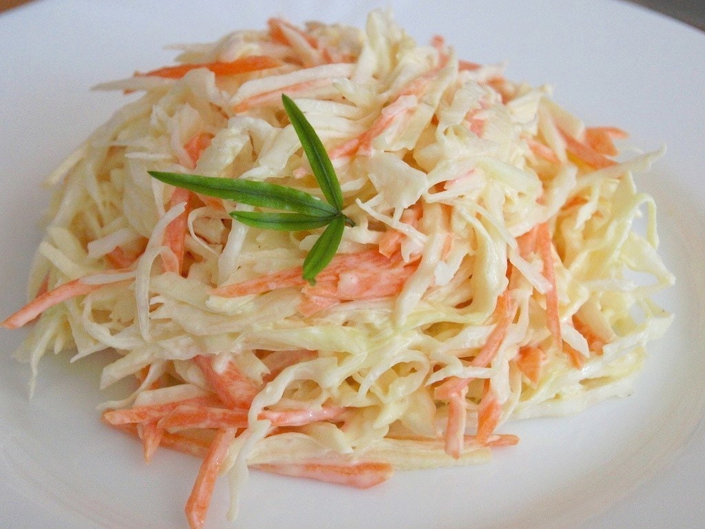 Капустный салат с йогуртовой заправкой