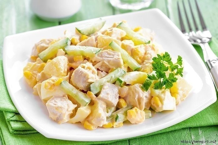Легкий салат с куриной грудкой и кукурузой