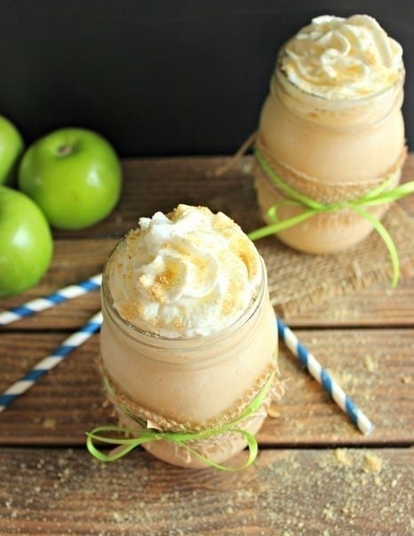 Кефирный коктейль с яблоком и корицей