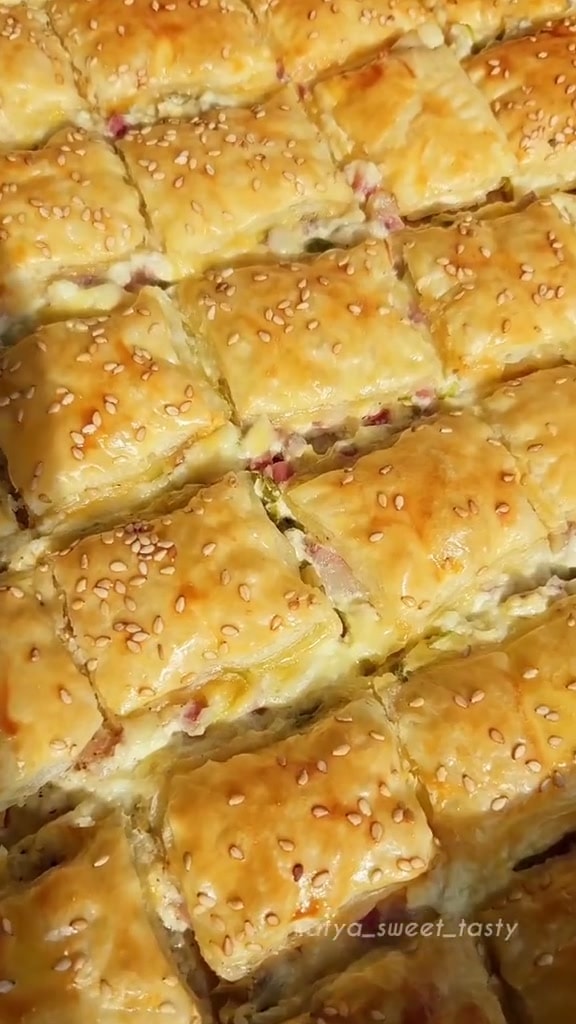 Закуска из слоёного теста с беконом и сыром