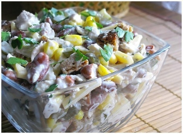 Салат с курицей, фасолью и сыром