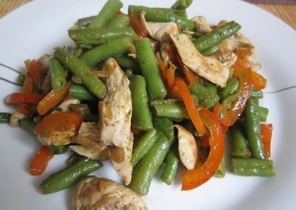 Теплый салат с курицей, перцем и стручковой фасолью