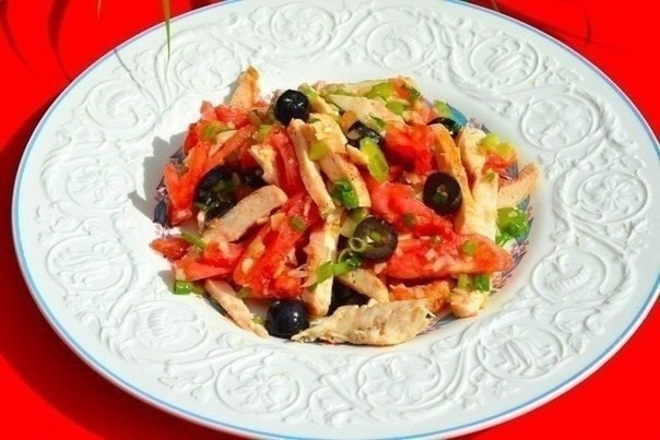 Салат из курицы с сельдереем и оливками