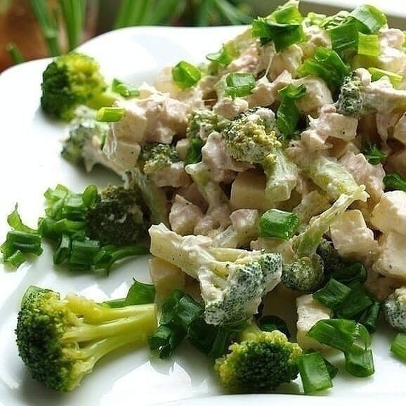 Салат с брокколи и курицей