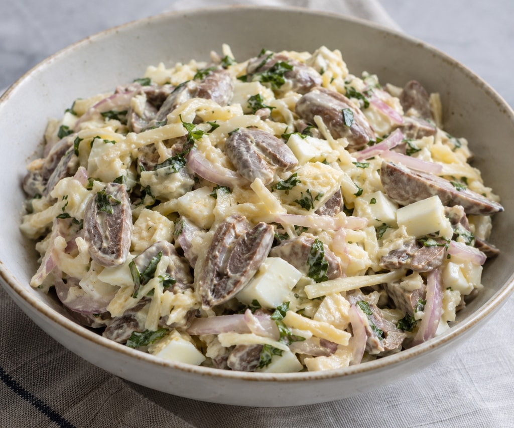 Салат с куриными сердечками и маринованным луком