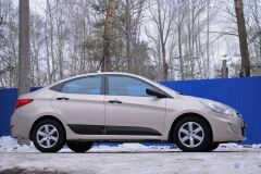 Молдинги на двери (Под покраску) для Hyundai Solaris седан 2010-2014 (l дорестайлинг)