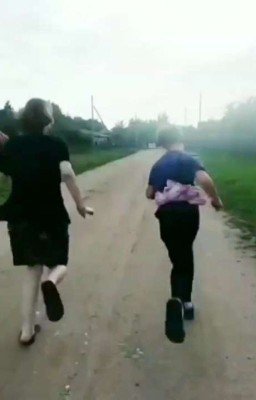 Любовь черешенки к большим.... диванам 