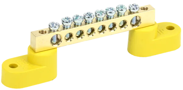Шина PE "земля" на двух угловых изоляторах ШНИ-6х9-8-У2-Ж IEK