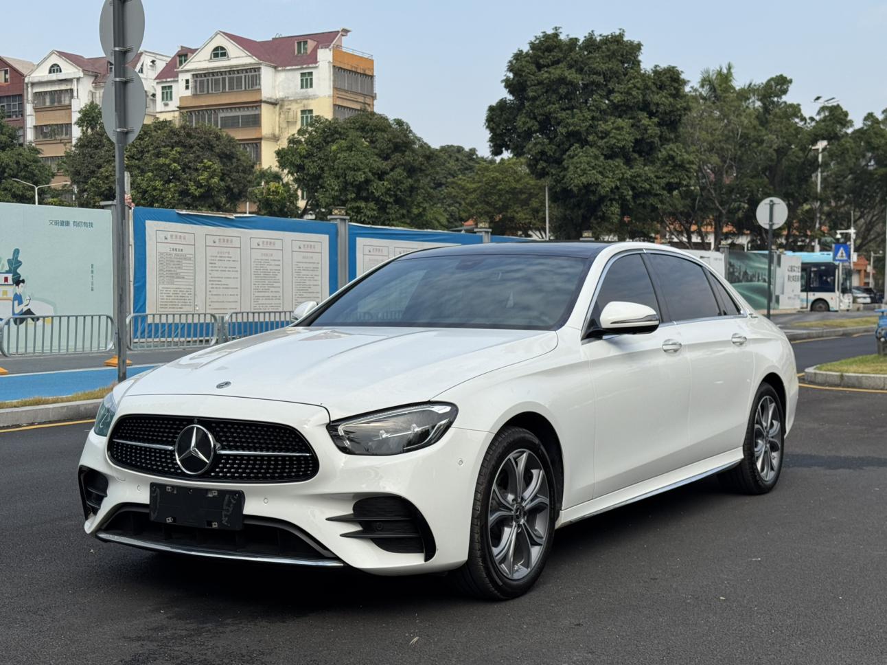 Mercedes Class-E E 300 L Luxury Sport Sedan (2L) 2022