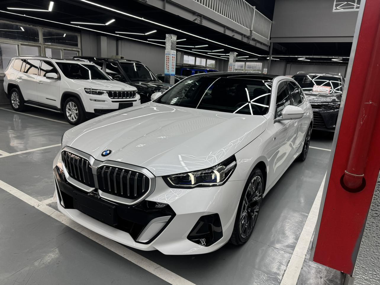 BMW 5 Series Leading Luxury Package (2L) 2025