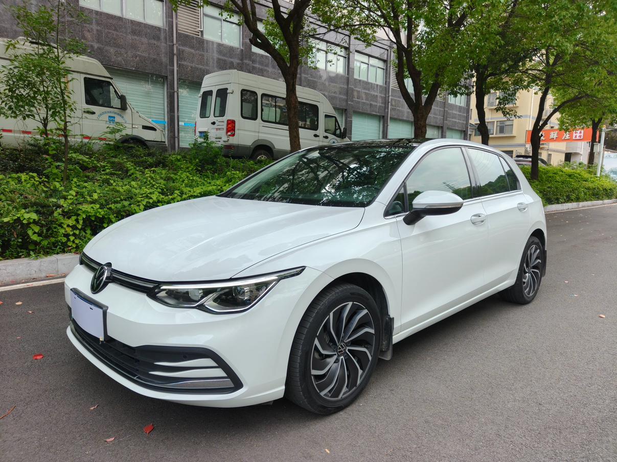 Volkswagen Golf 200TSI DSG 2021