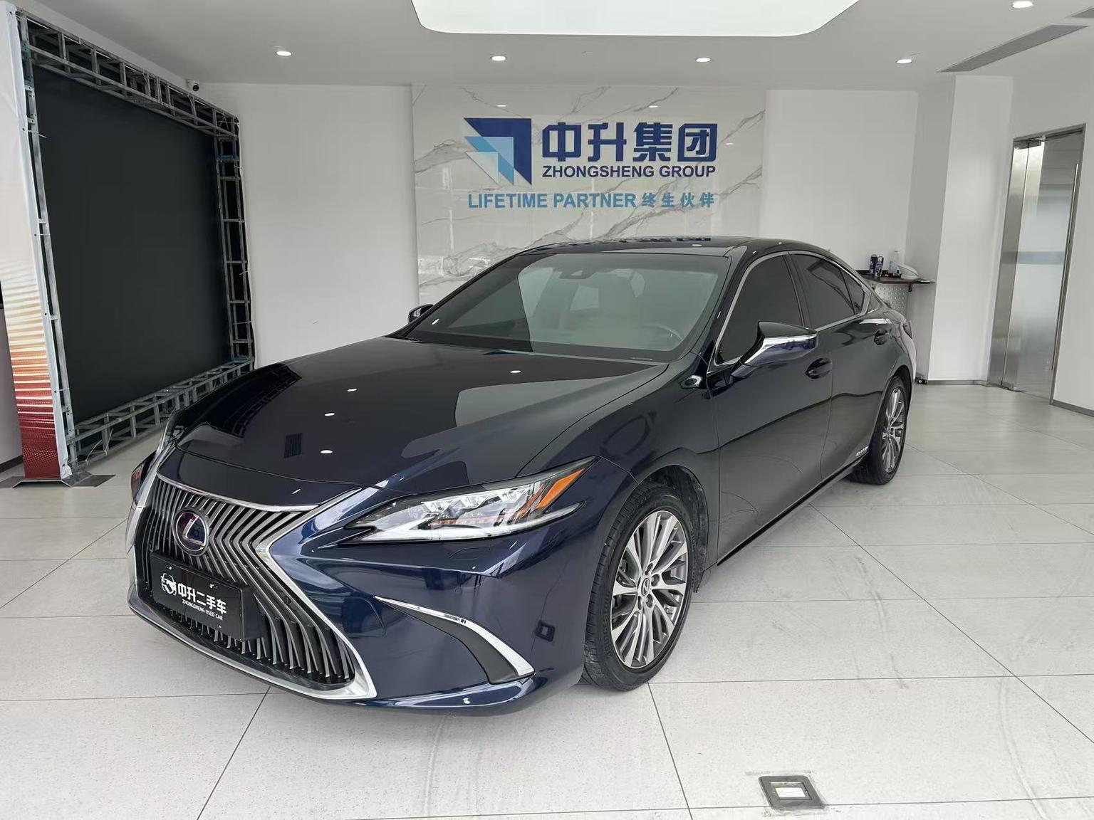 Lexus ES 300h Supreme 2021