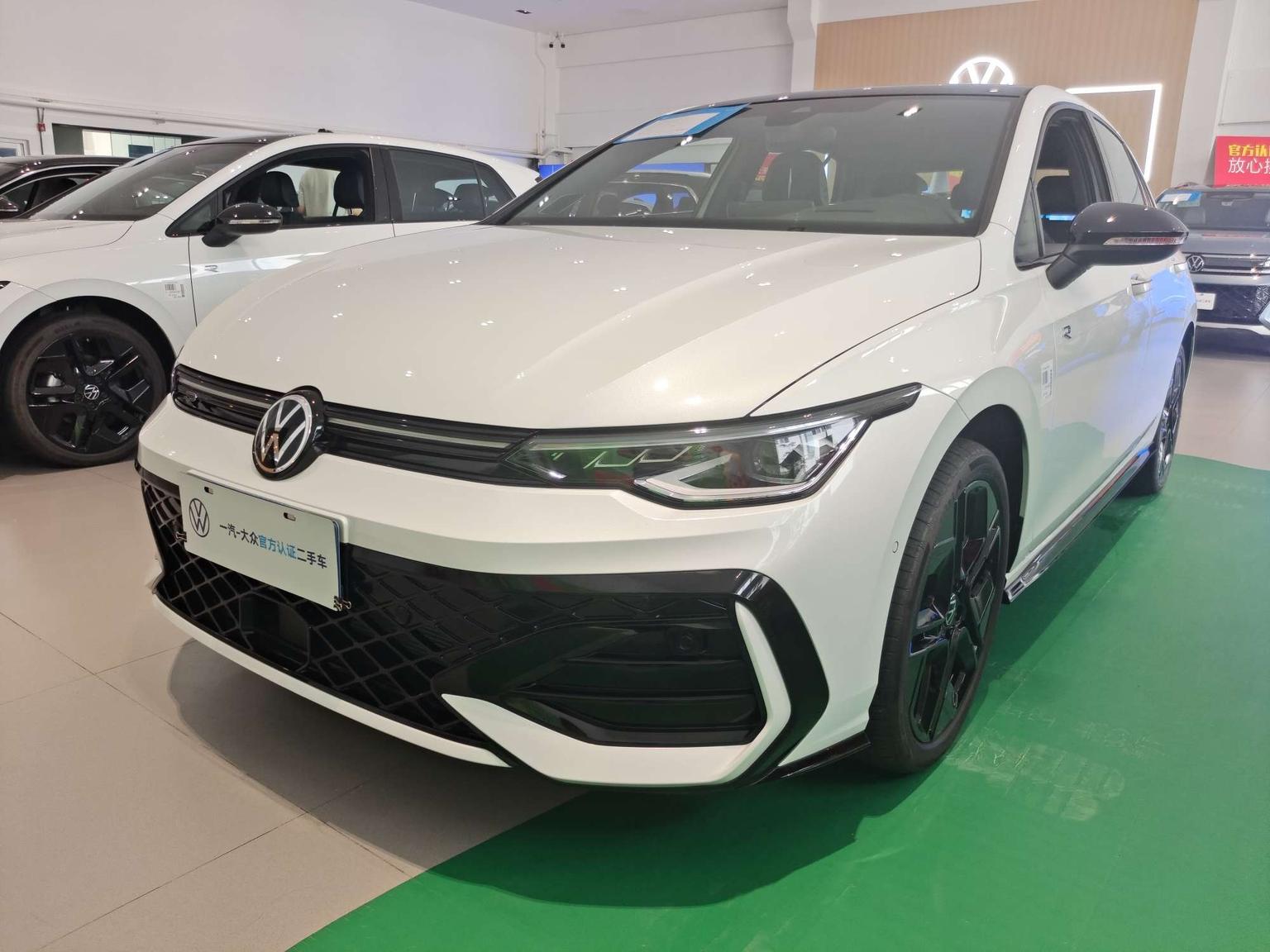 Volkswagen Golf 300TSI R-Line 2025