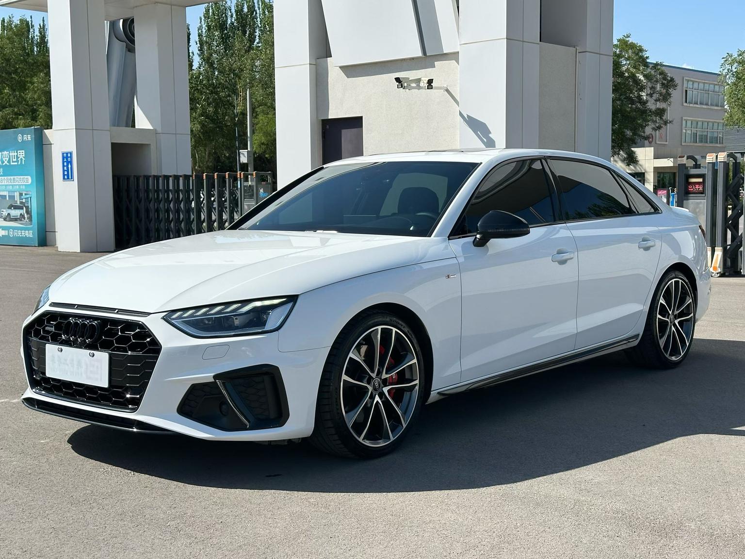 Audi A4L 40 TFSI Quattro Luxury Dynamic 2023