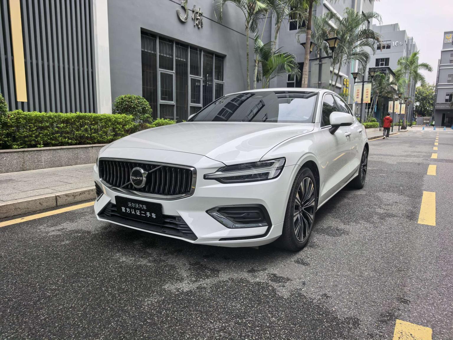 Volvo S60 Intelligent Premium Luxury (2L) 2024