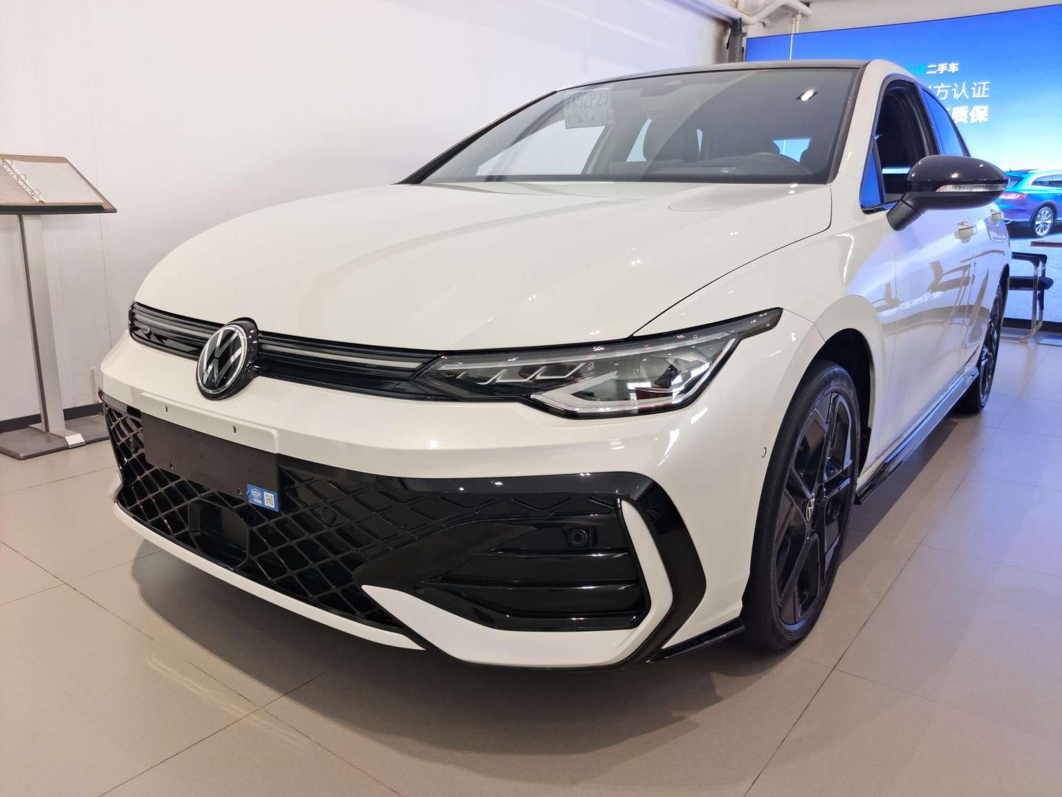 Volkswagen Golf 300TSI R-Line 2024