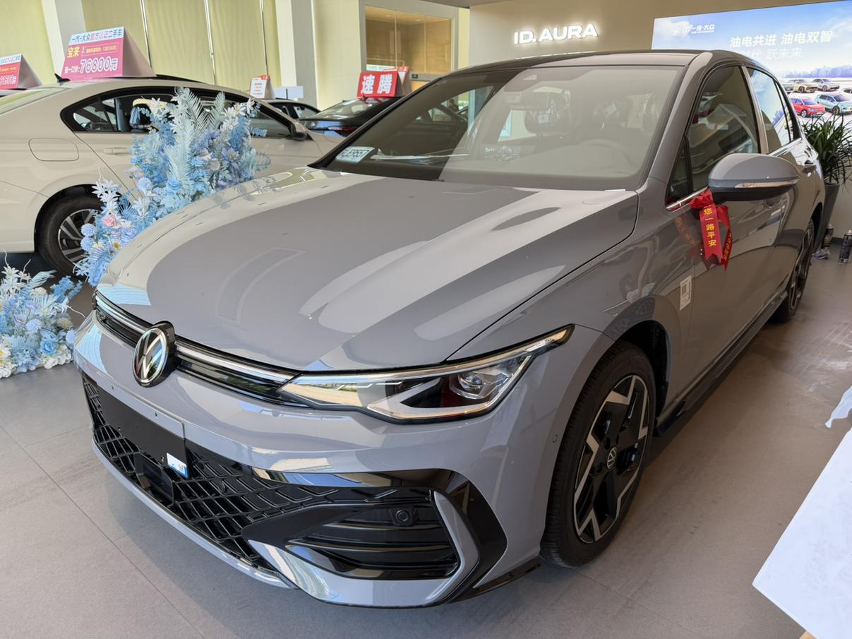 Volkswagen Golf 300TSI R-Line 2025