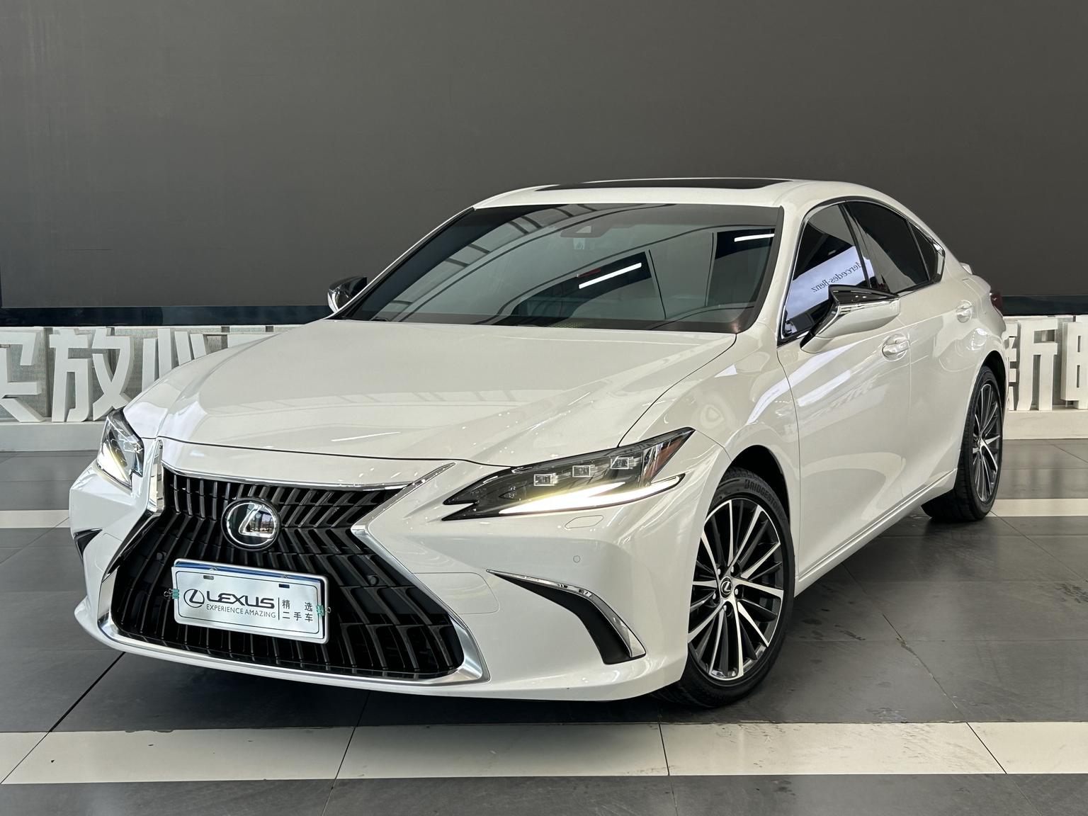Lexus ES 300h Supreme (2.5L) 2024