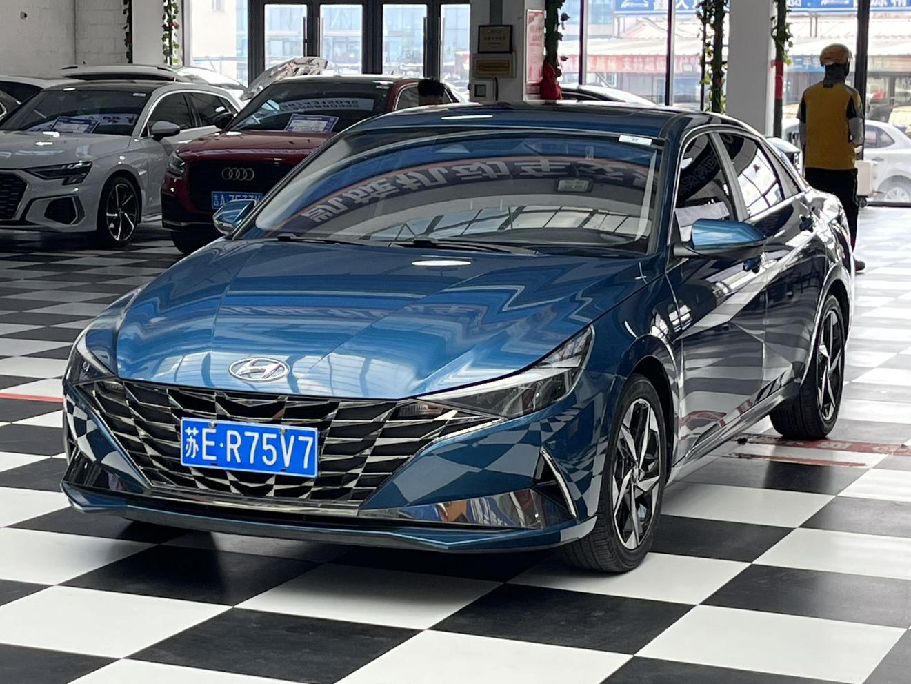 Hyundai Elantra LUX Premium Edition (1.5L) 2022