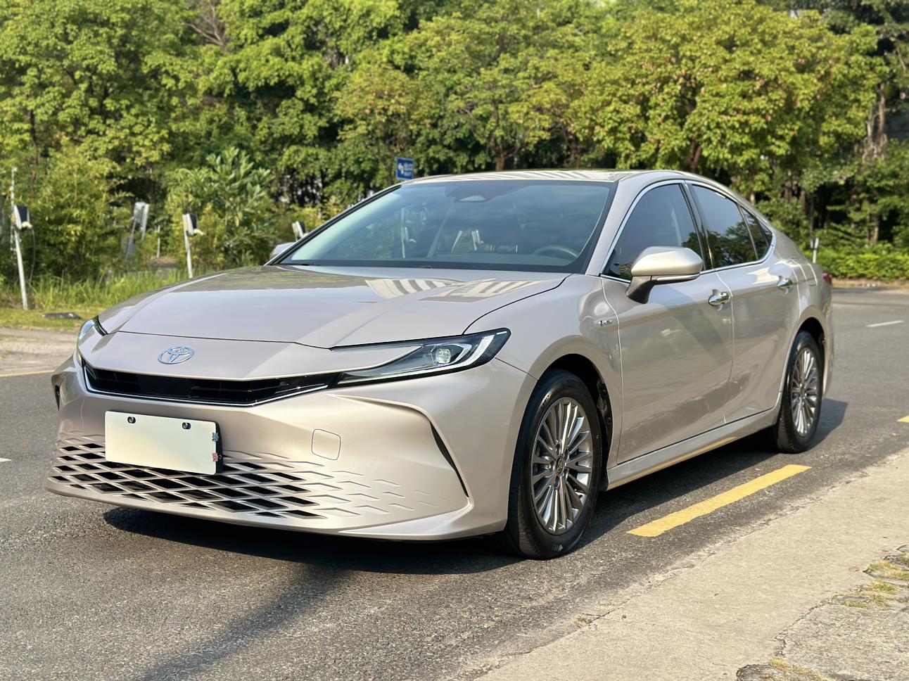 Toyota Camry 2.0HGVP Deluxe 2024