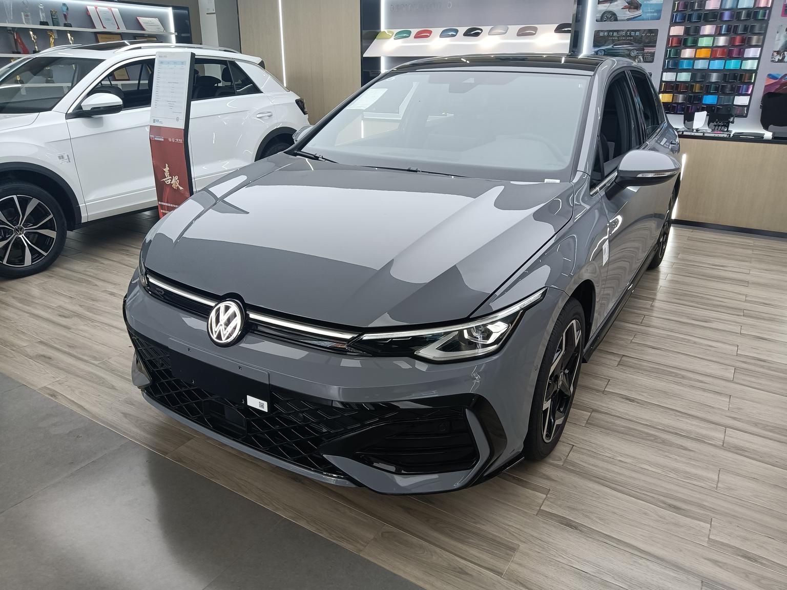 Volkswagen Golf 300TSI R-Line 2025