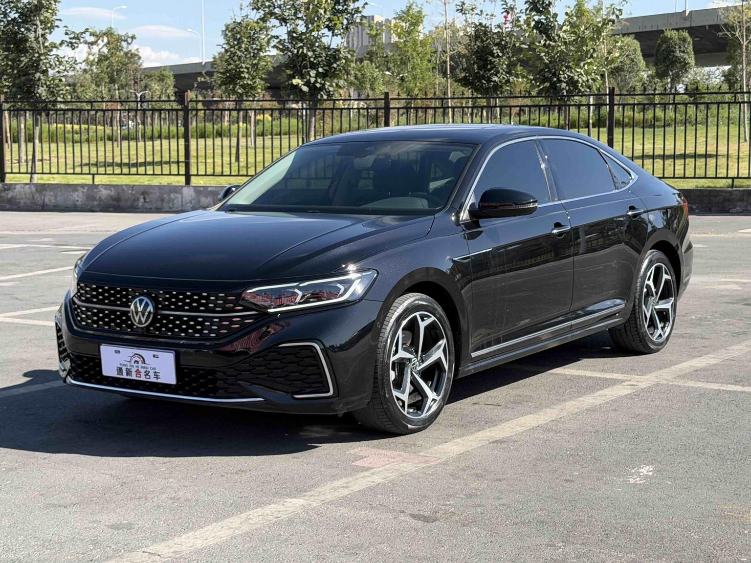 Volkswagen Passat 380TSI Starlight Dragon Shine 2025