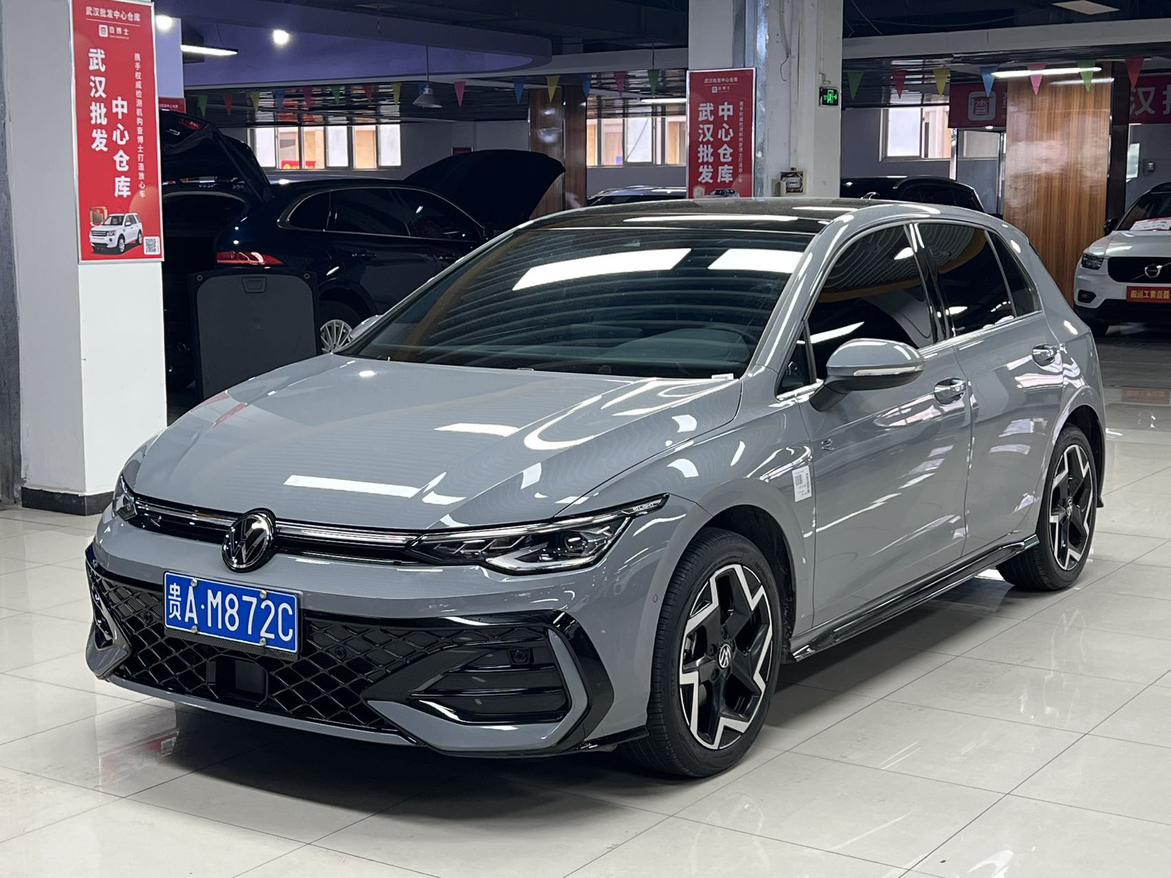 Volkswagen Golf 300TSI R-Line 2025