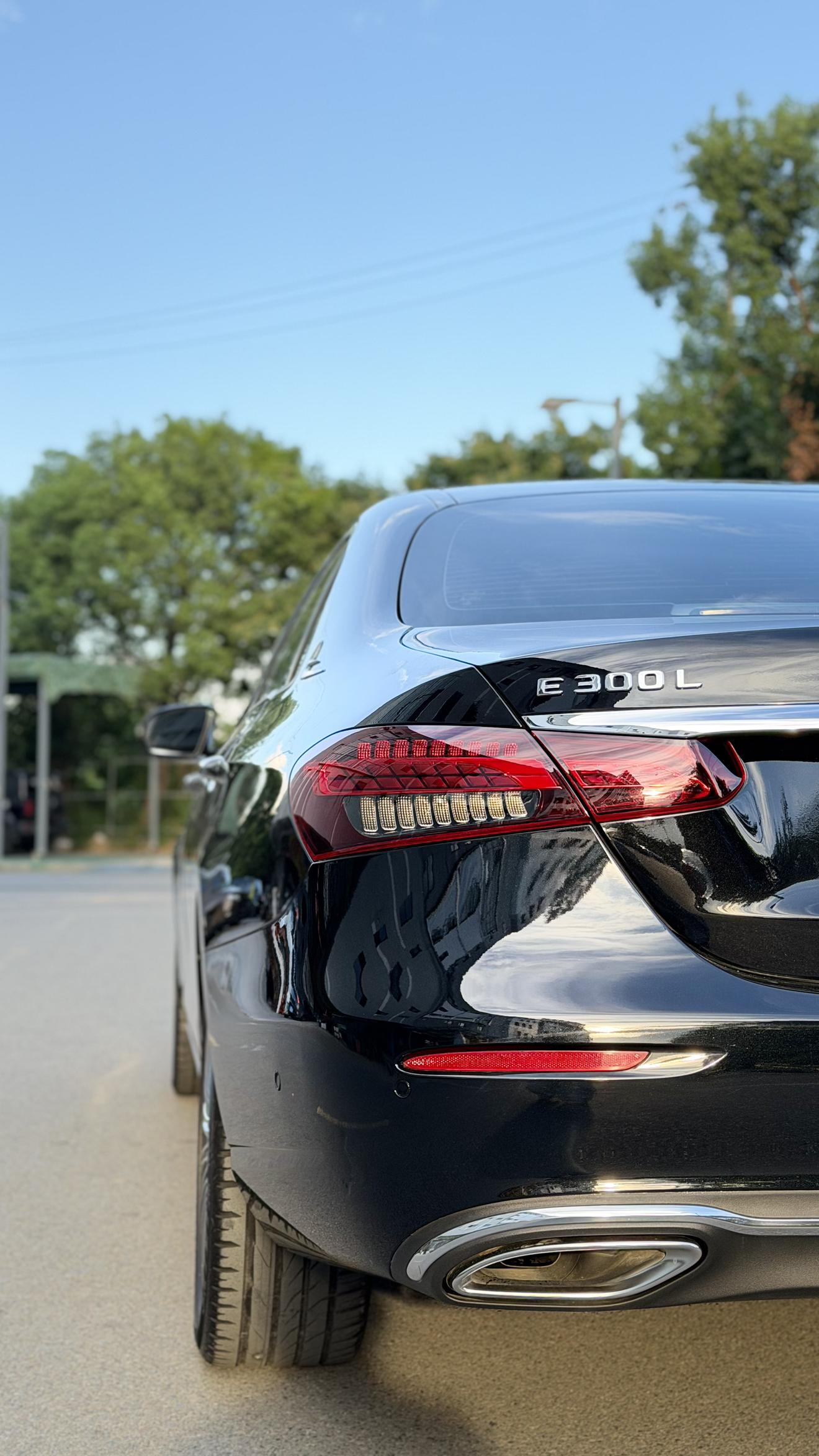 Mercedes Class-E Luxury Sedan (2L) 2022