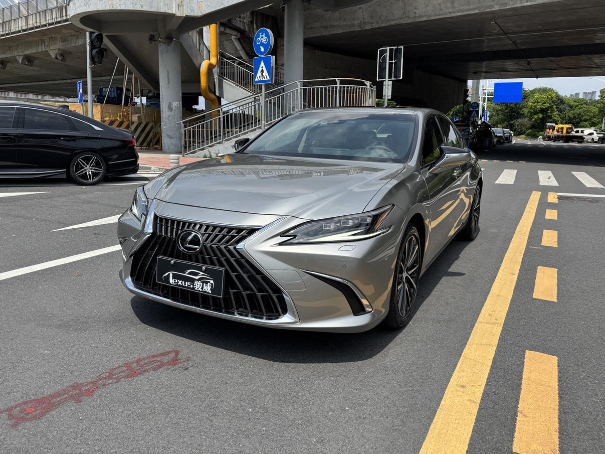 Lexus ES 300h Supreme (2.5L) 2024