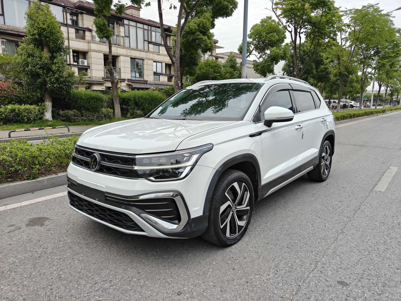 Volkswagen Tharu 300TSI 2WD Bright Moon (1.5L) 2023