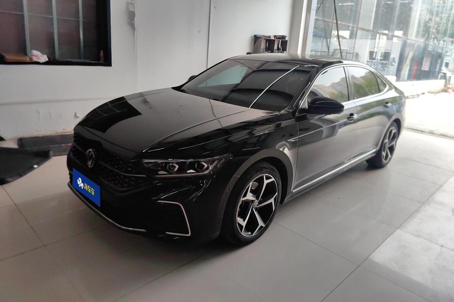 Volkswagen Passat Starry Luxury 2023