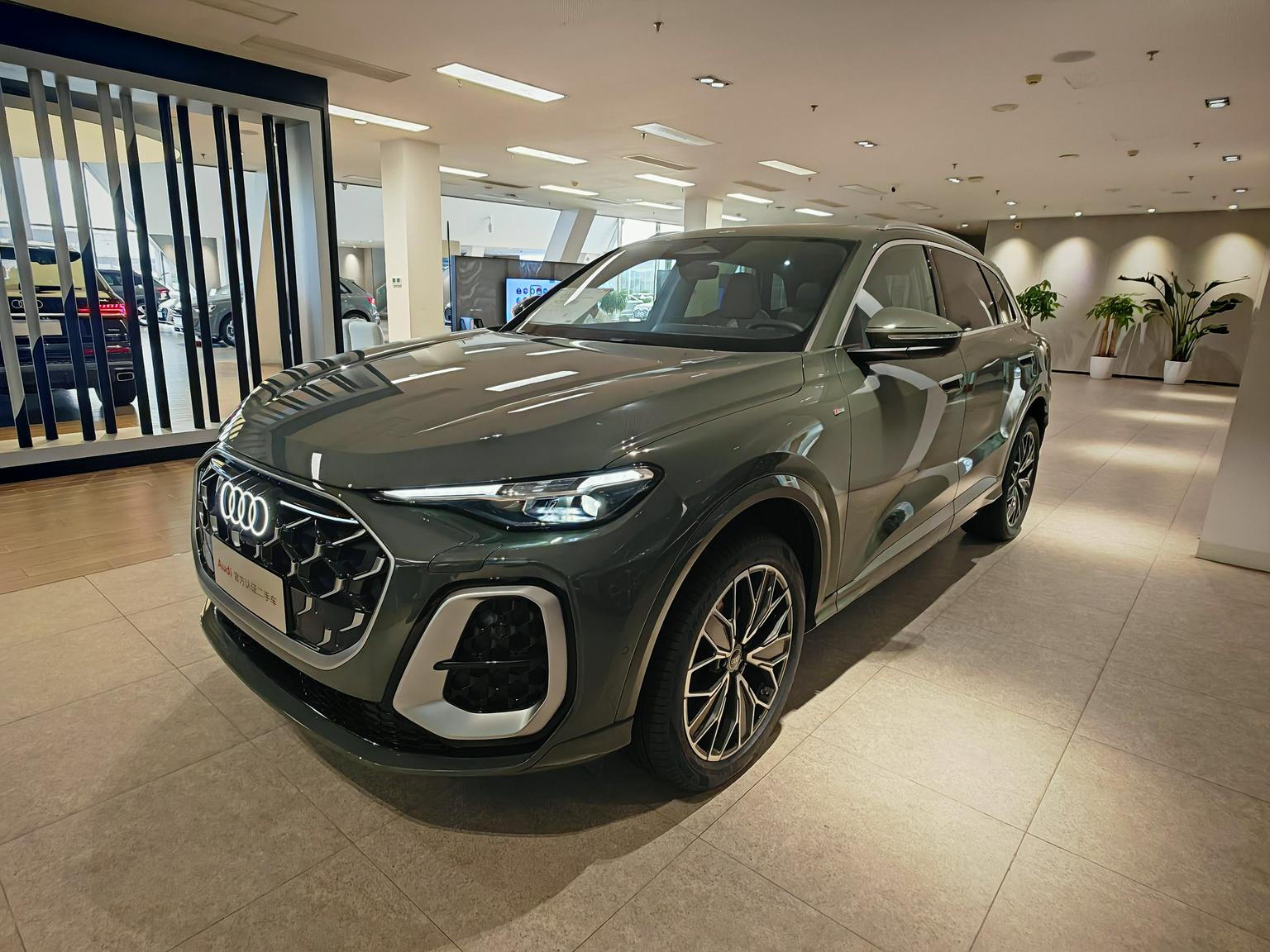 Audi Q5L Hybrid Luxury 2025