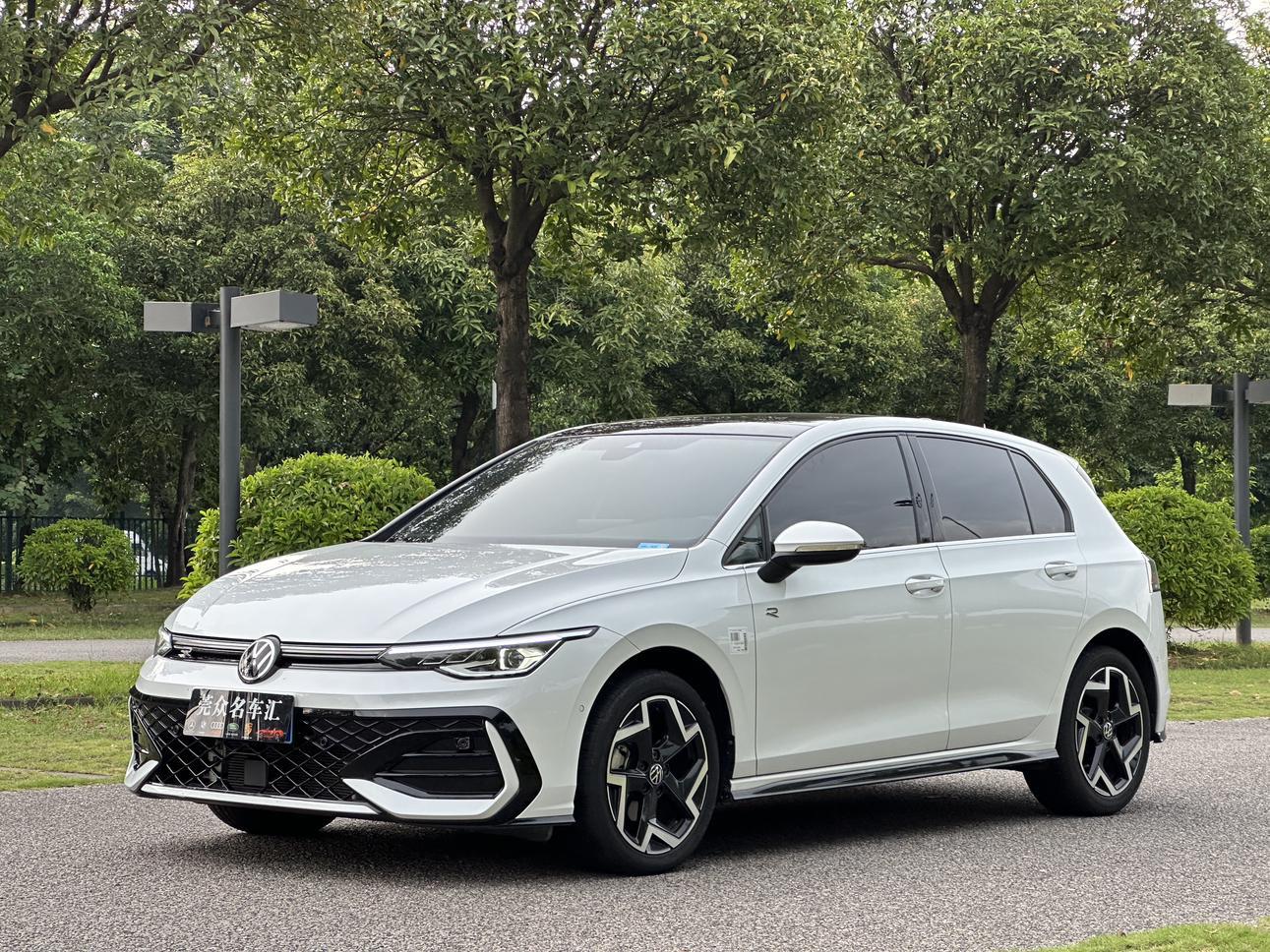 Volkswagen Golf 300TSI R-Line 2024