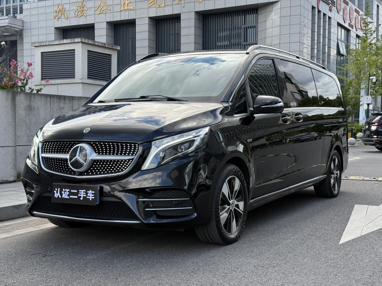 Mercedes V-260 Long Wheelbase Luxury (2L) 2021