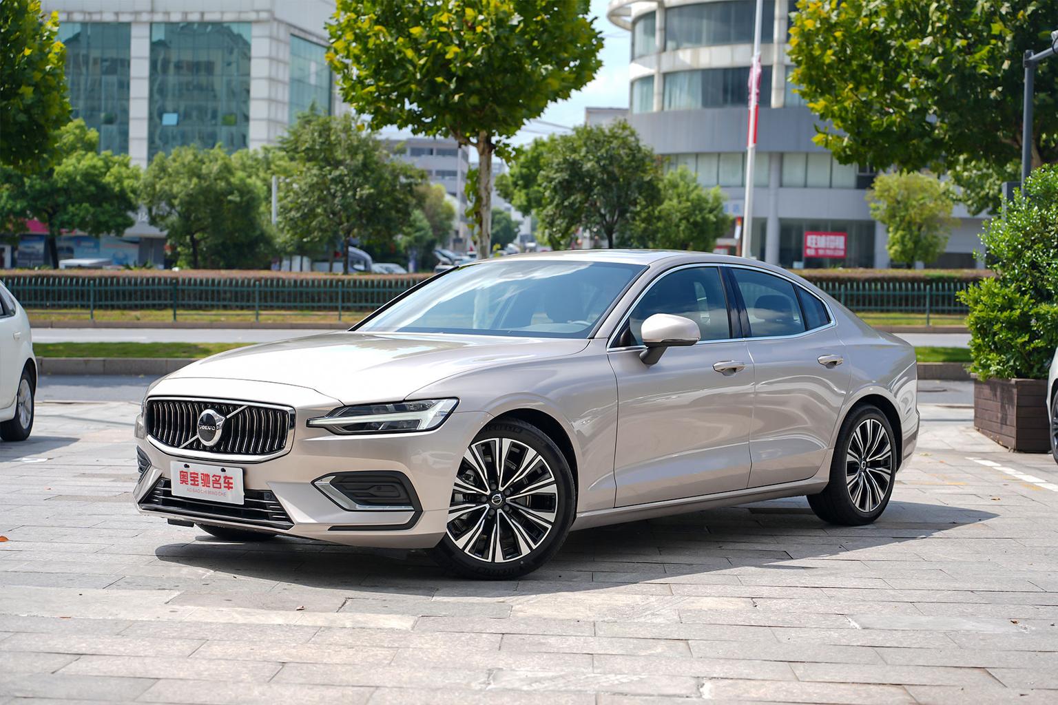 Volvo S60 Intelligent Premium Luxury (2L) 2025