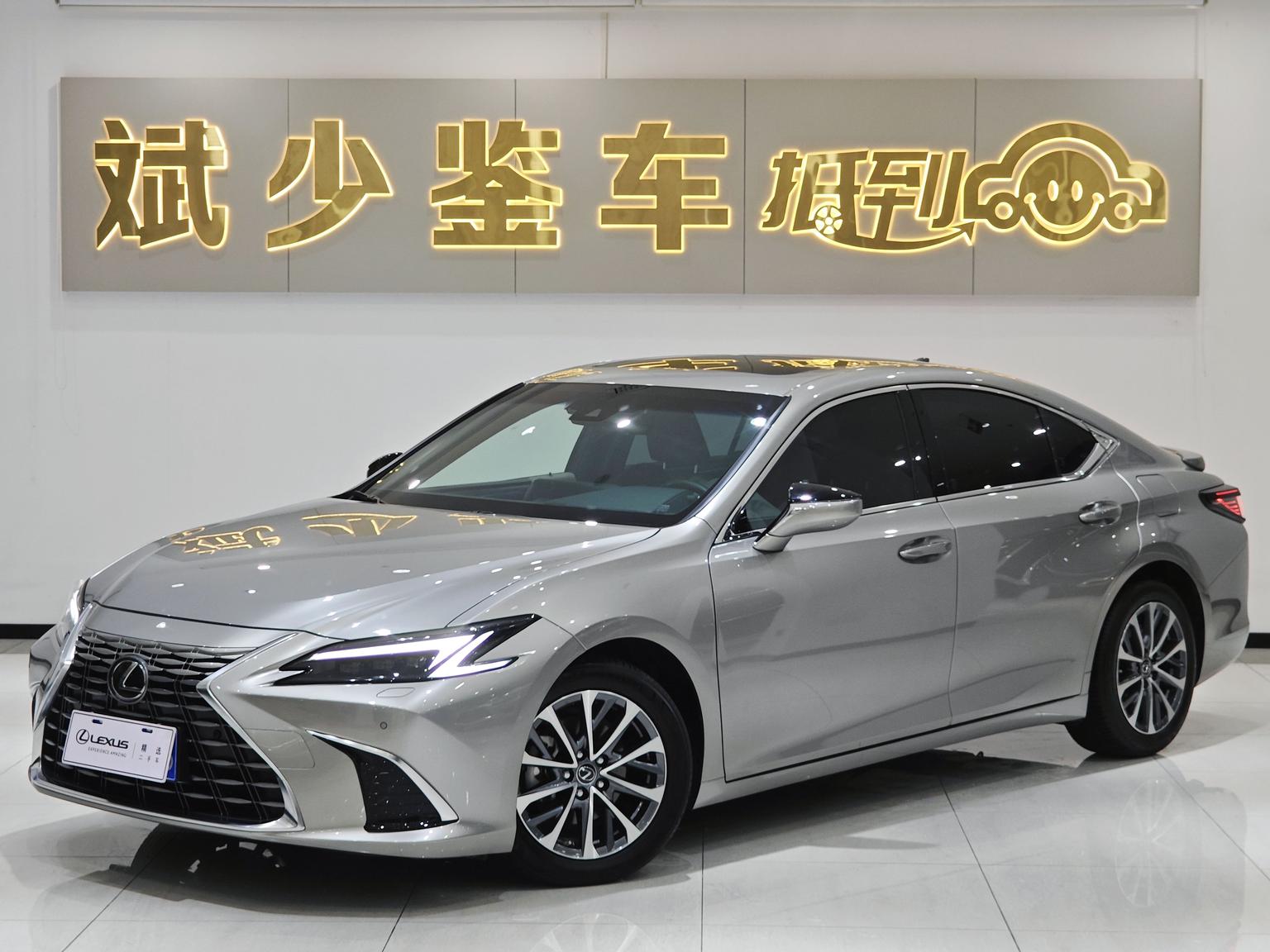 Lexus ES 300h Supreme (2.5L) 2025