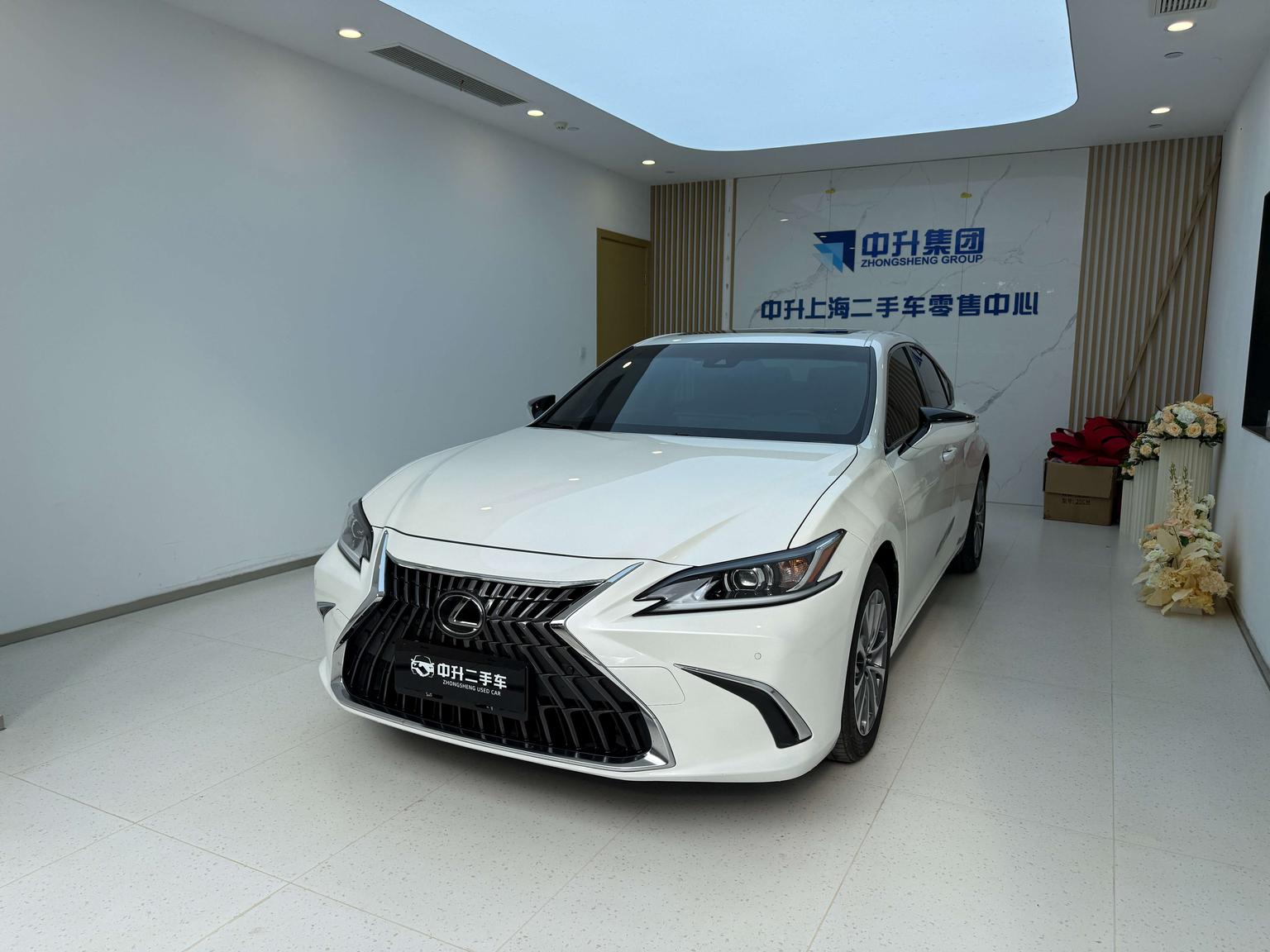 Lexus ES Excellent (2L) 2024