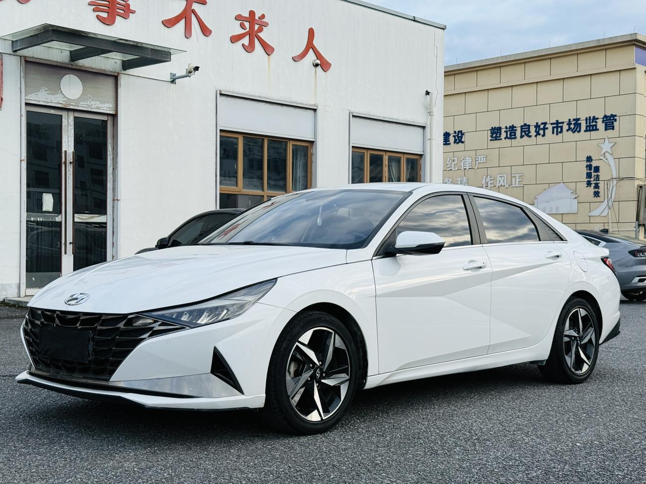 Hyundai Elantra LUX Premium Edition (1.5L) 2022