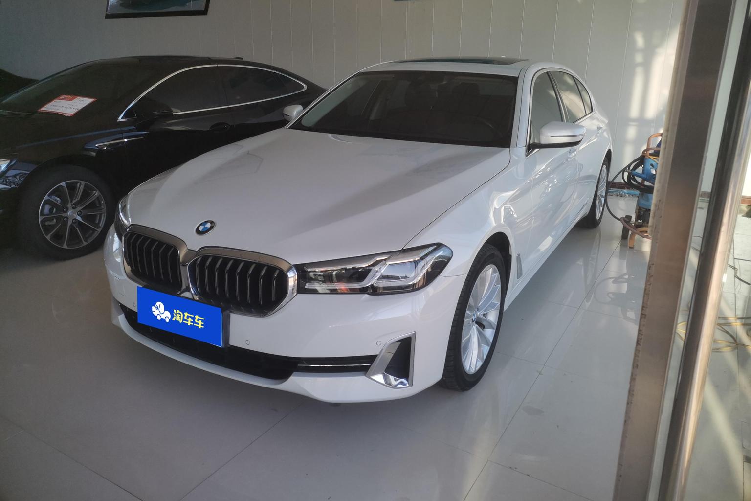 BMW 5 Series Luxury Package (2L) 2022