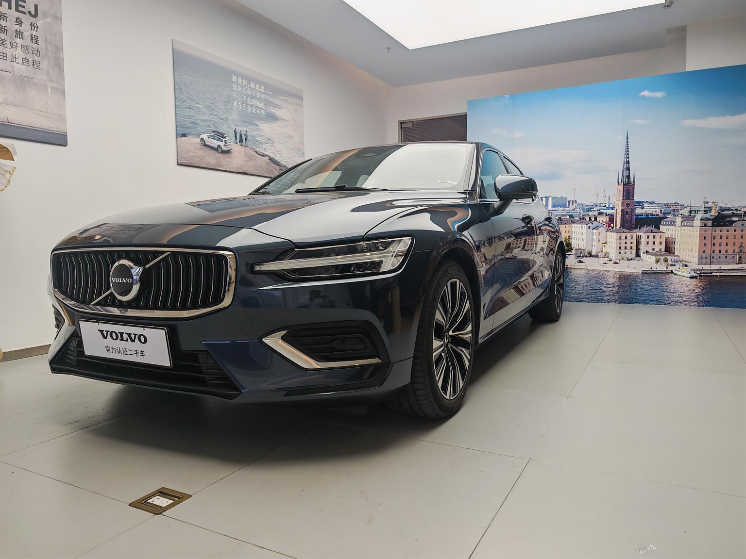 Volvo S60 Intelligent Premium Luxury (2L) 2025