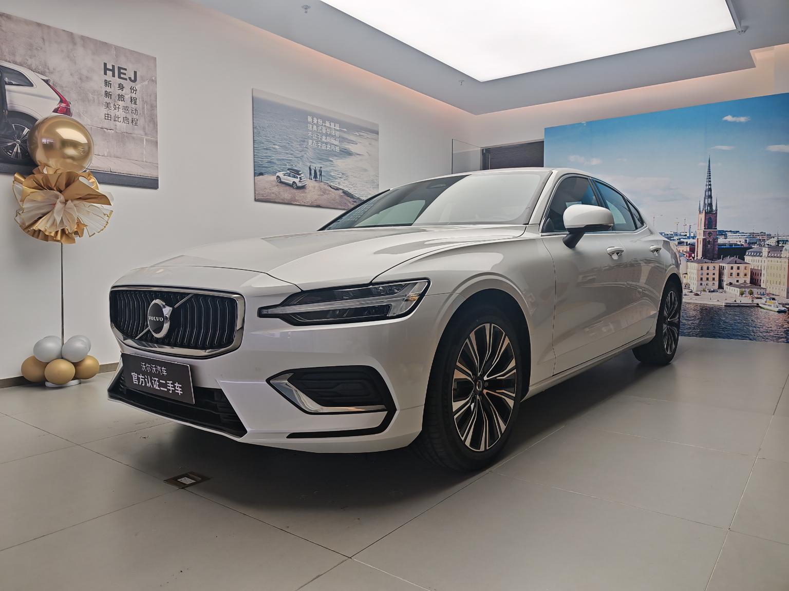 Volvo S60 Intelligent Premium Luxury (2L) 2025