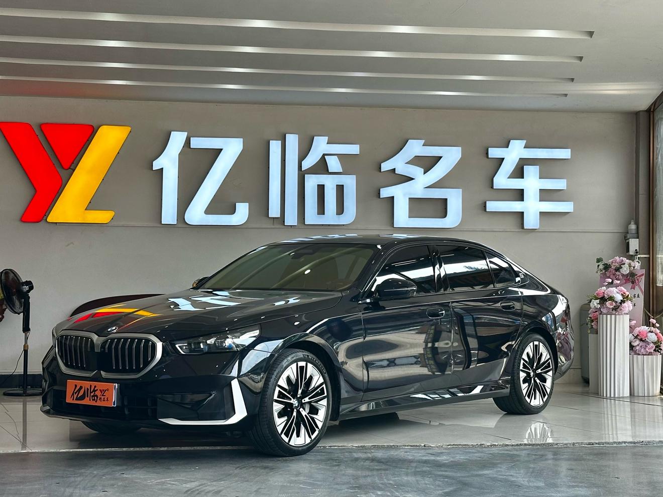 BMW 5 Series Deluxe Luxury Package (2L) 2024