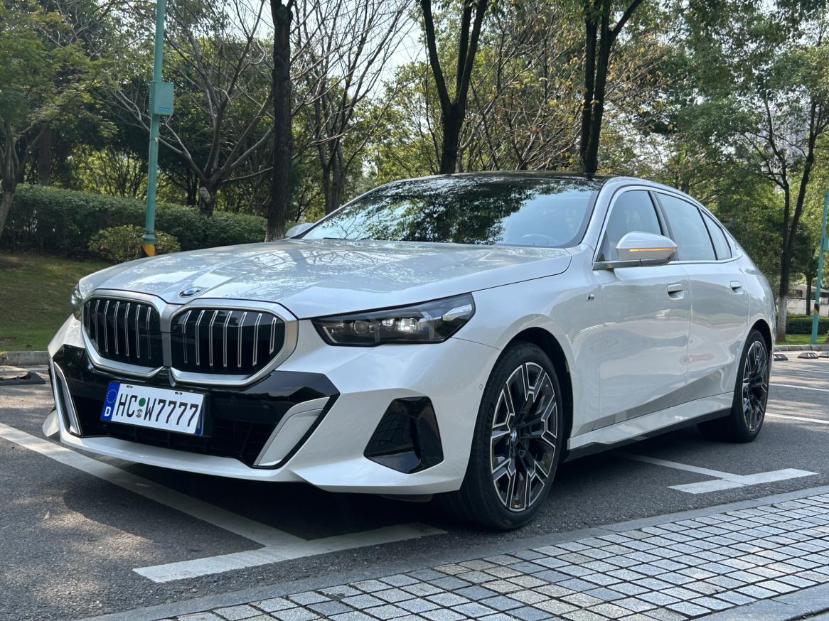 BMW 5 Series Deluxe M Sport Package (2L) 2025