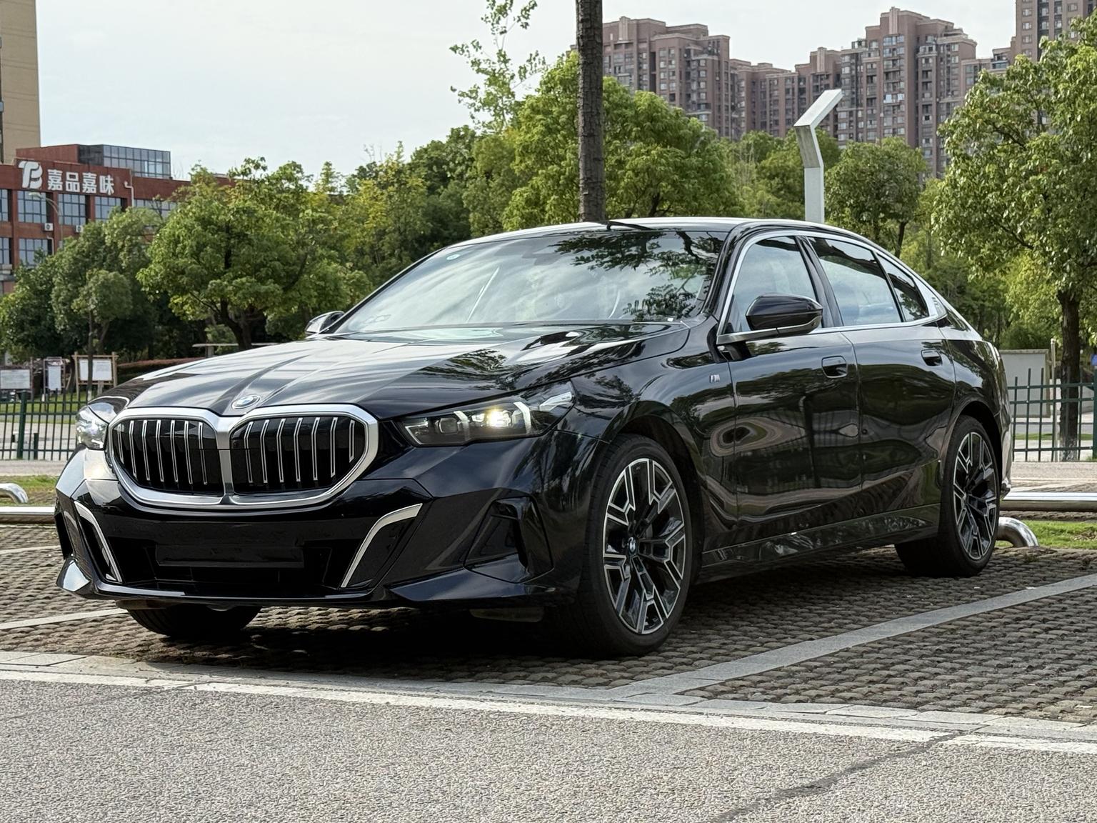 BMW 5 Series Deluxe M Sport Package (2L) 2025