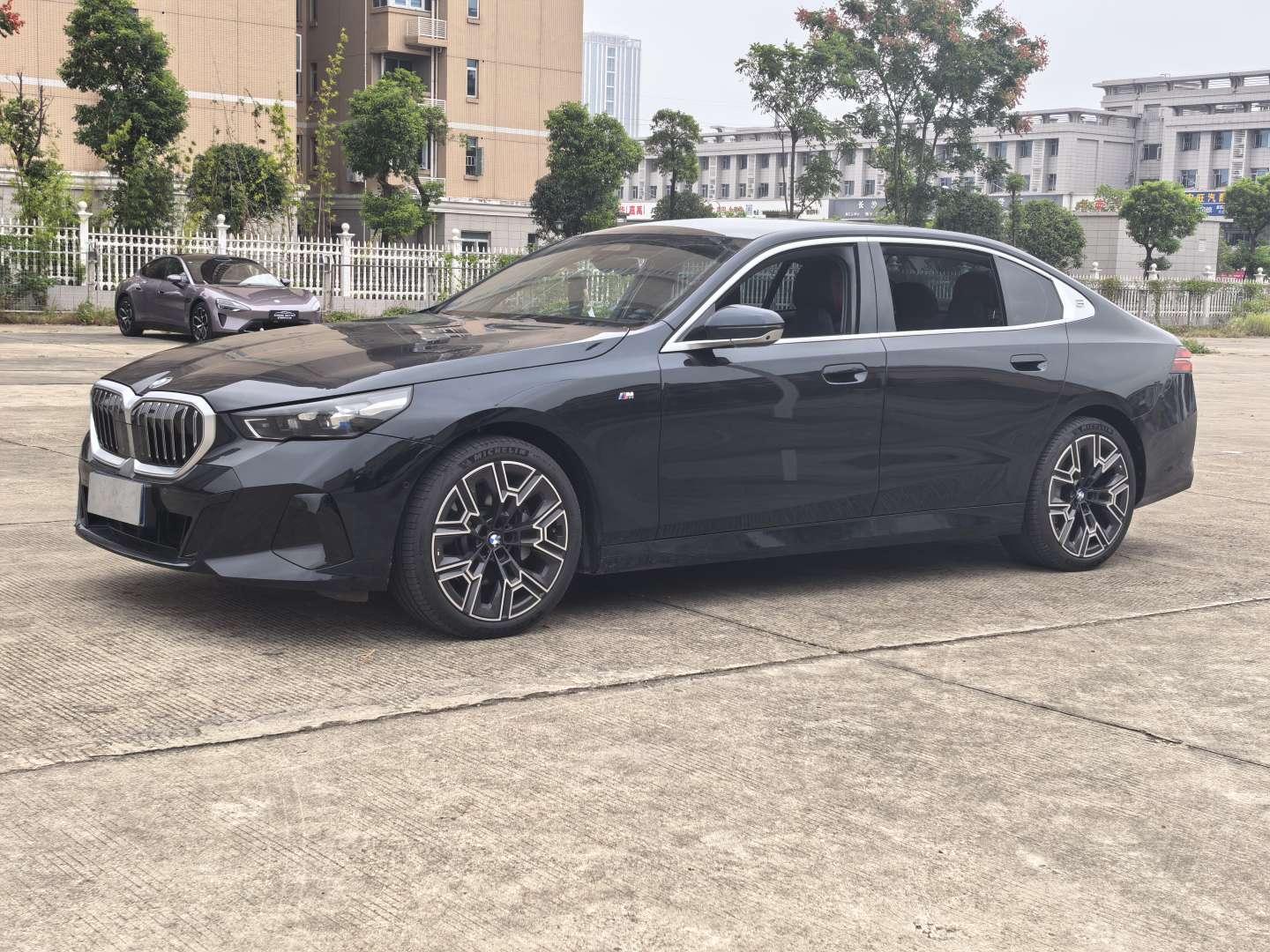 BMW 5 Series Deluxe M Sport Package (2L) 2025