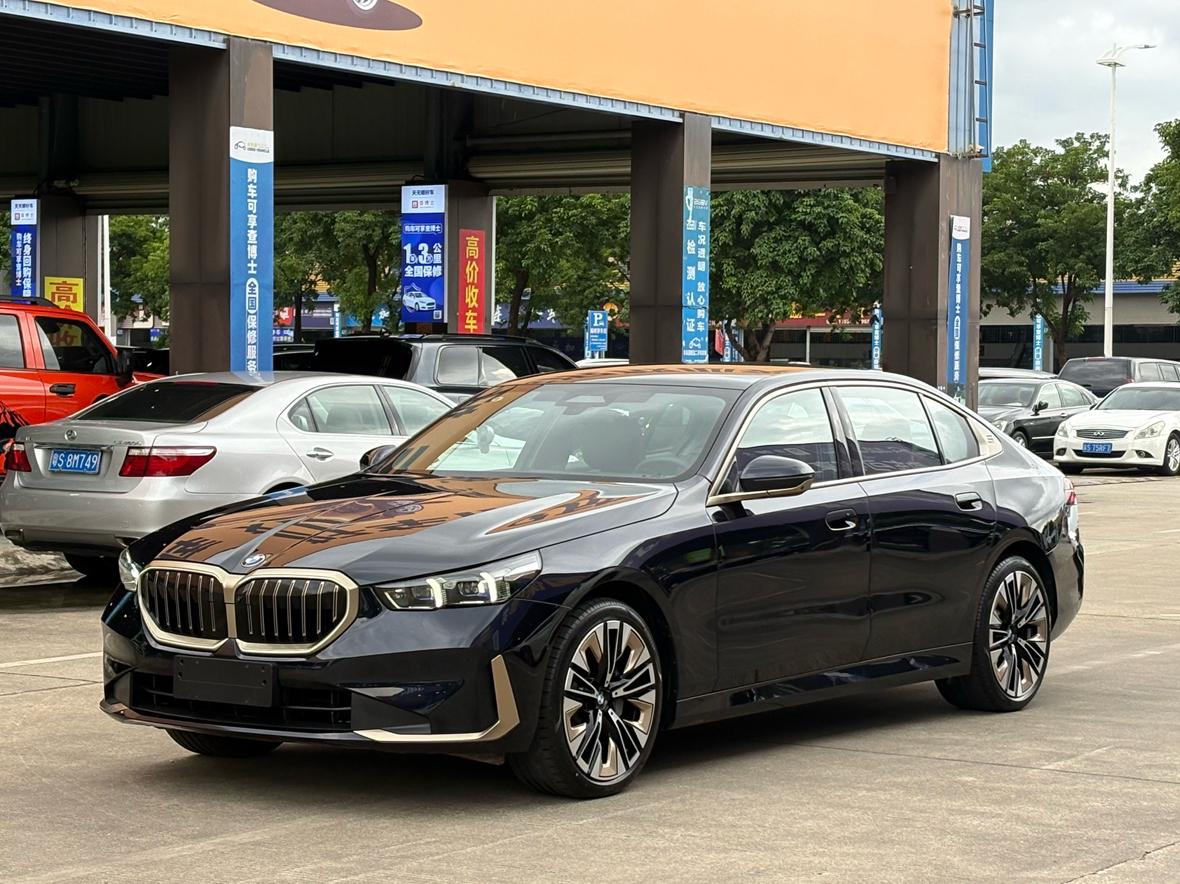 BMW 5 Series Deluxe Luxury Package (2L) 2025