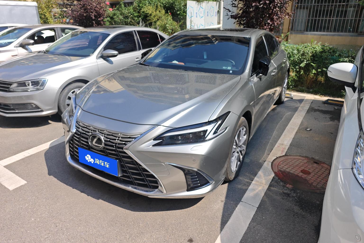 Lexus ES 300h Supreme (2.5L) 2025