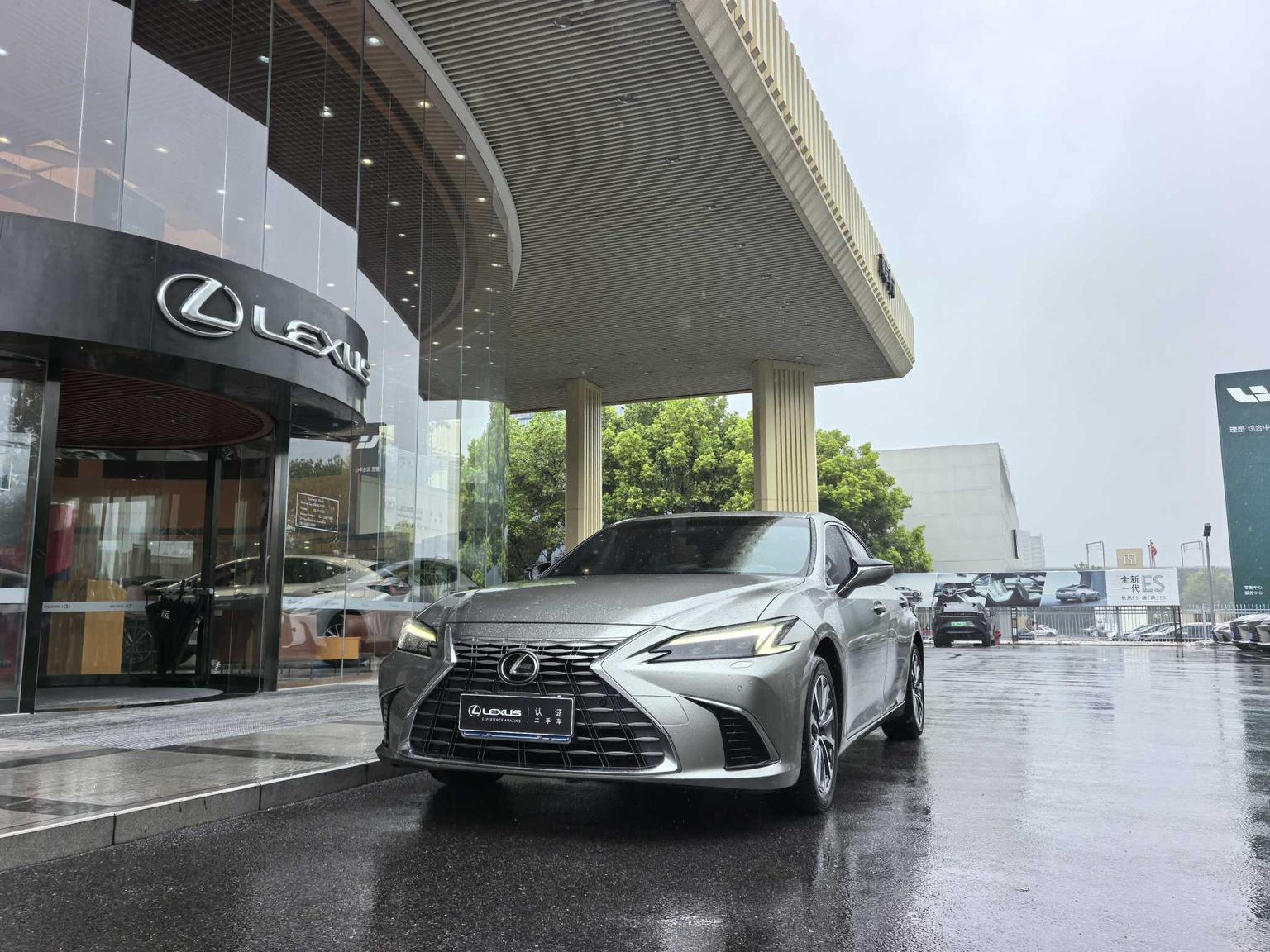 Lexus ES 300h Supreme (2.5L) 2025