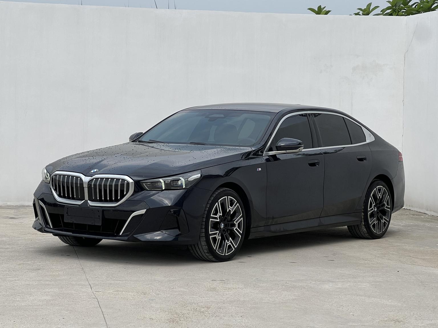 BMW 5 Series Deluxe M Sport Package (2L) 2024