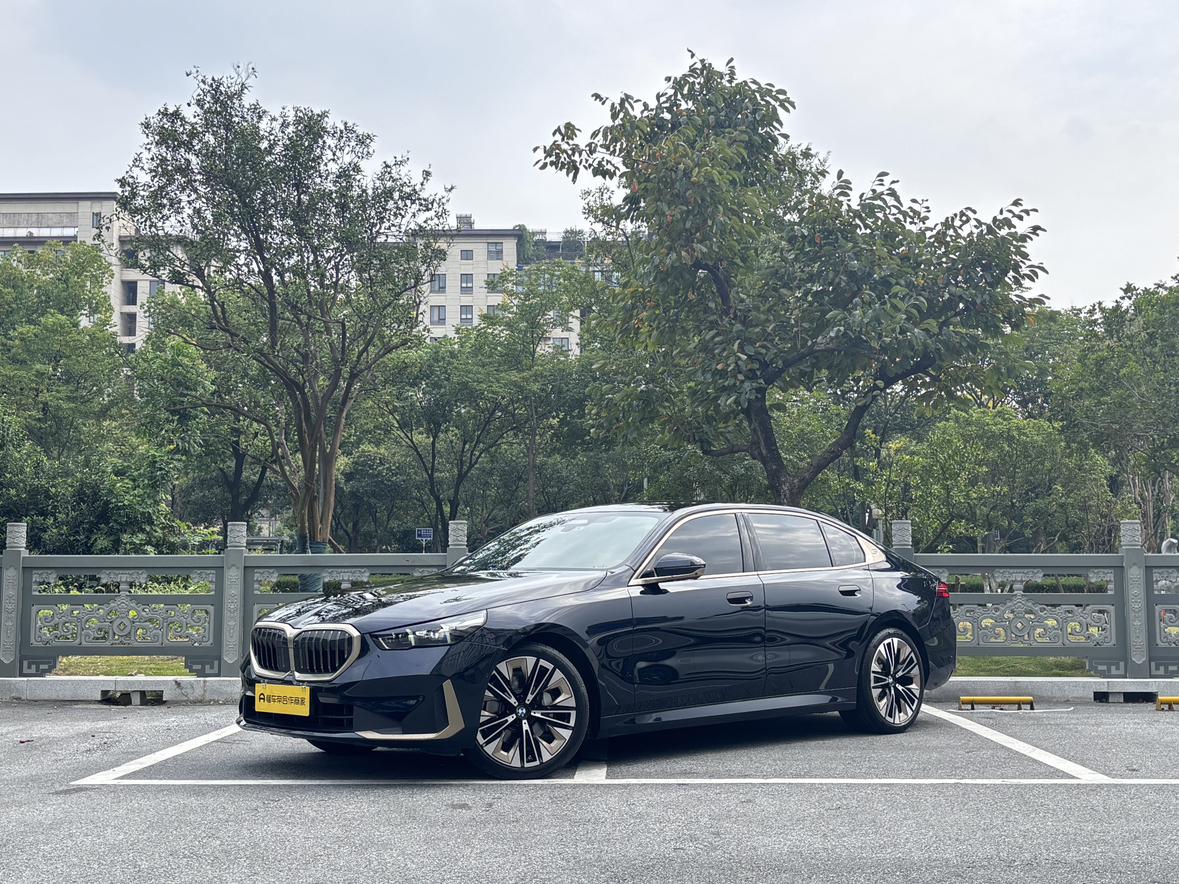BMW 5 Series Deluxe Luxury Package (2L) 2025